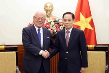 Minister of Foreign Affairs Le Hoai Trung (R) receives Takebe Tsutomu, Special Advisor to the Japan-Viet Nam Parliamentary Friendship Alliance (Photo: VNA)