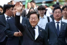 Lee Jae-myung (C), the presidential candidate of the liberal Democratic Party, waves after casting an early vote at a polling station in Seoul's Seodaemun Ward on May 29, 2025, for the June 3 presidential election. (Photo: Yonhap/VNA)
