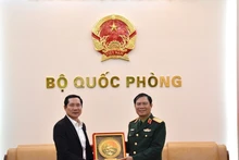 General Nguyen Tan Cuong (right), Chief of the General Staff of the Viet Nam People's Army and Deputy Minister of National Defence, presents a souvenir to Senior Lieutenant General Saichay Kommasith, Chief of the General Staff of the Lao People’s Army and Deputy Minister of National Defence of Laos, at their meeting on March 9. (Photo: qdnd.vn)