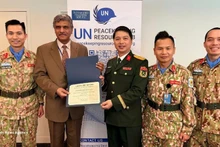 Harinder Sood (second, left), head of the Integrated Training Service under the UN Department of Peace Operations, presents the certificate recognising the UN Staff Officers Course of Viet Nam as meeting the UN's pre-deployment training standards. (Photo: Viet Nam Department of Peacekeeping Operations)