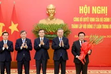 Party General Secretary To Lam presents the decision on establishing the Central Theoretical Council for the 2026–2031 term to the council’s leadership