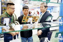 Semiconductor chips on display at the smart electronics equipment exhibition. (Photo: NAM ANH)