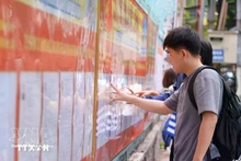 Students at the University of Technology and Education - The University of Danang study the list of candidates posted at the university. (Photo: VNA)