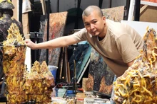 Le Huu Hieu working on an artwork