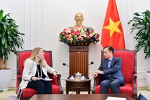 Minister of Foreign Affairs Le Hoai Trung (R) receives Helene Budliger Artieda, Director of Switzerland’s State Secretariat for Economic Affairs, in Hanoi on March 17. (Photo: MoFA)