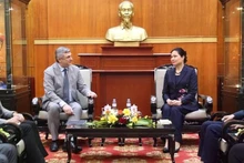 Ha Thi Nga (right), Vice President and General Secretary of the Viet Nam Fatherland Front, meets with V.G. Kalganov, Deputy Chairman of the External Relations Committee of Saint Petersburg, in Ha Noi on March 12. (Photo: mattran.org.vn)