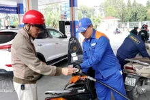 Customers buy petrol at a Petrolimex petrol station in Tran Hung Dao ward, Hung Yen province. (Photo: VNA)