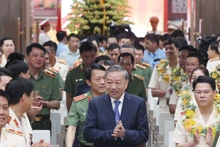 Party chief meets exemplary individuals in protecting national security