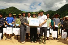 Deputy Prime Minister Le Thanh Long presents gift packages to flood-affected households in Chieng So commune 