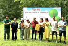Ambassador Nguyen Quoc Dung (middle) presents gifts to winners of sports games at the festival. (Photo: VNA)