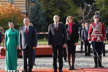 From left: General Secretary of the Communist Party of Viet Nam Central Committee To Lam (2nd) and his spouse Ngo Phuong Ly (1st), and Bulgarian President Rumen Radev (3rd) and his spouse Desislava Radeva at the official welcome ceremony for the Vietnamese leader on the morning of October 23 in Sofia. (Photo: VNA)
