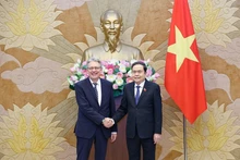 National Assembly Chairman Tran Thanh Man (R) welcomes Achim Post, Vice President of the Social Democratic Party of Germany (SPD). (Photo: VNA)