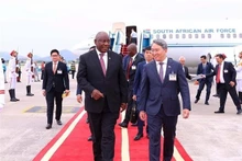 South African President Matamela Cyril Ramaphosa (left) arrives in Ha Noi on the afternoon of October 23 (Photo: VNA)