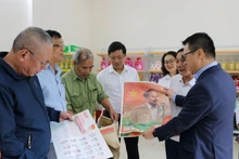 Nhan Dan Newspaper’s special supplement on Draft Documents for the 14th National Party Congress distributed to the Cultural Post Office of Bat Trang Commune, Ha Noi.