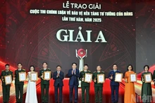 Politburo member and State President Luong Cuong and Politburo member and permanent member of the Party Central Committee’s Secretariat Tran Cam Tu present the A prizes to winners at the award ceremony of the fifth national political essay contest on safeguarding the Party’s ideological foundations in Ha Noi on October 22. (Photo: VNA)
