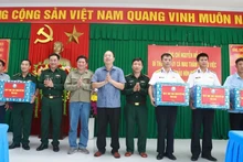 Secretary of the Ca Mau Provincial Party Committee, Nguyen Ho Hai (fifth from right), presents gifts to officers and soldiers stationed at Hon Chuoi Island, Song Doc Commune. (Photo: camau.gov.vn)