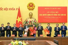 NA Chairman Tran Thanh Man presents appointment decisions to the officials at the event (Photo: NDO)