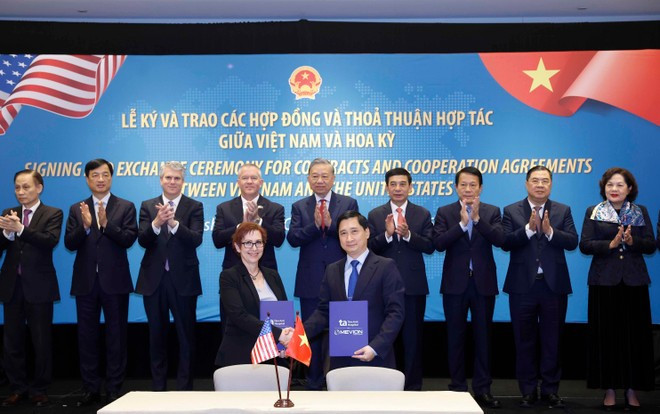 Party General Secretary To Lam witnesses the exchange of the contract for the purchase of the Mevion S250-FIT proton cancer radiotherapy system between Tam Anh General Hospital and Mevion Medical Systems. Photo: VNA