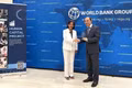 The World Bank Vice President for Human Development presents the award recognising Viet Nam as one of the top-performing countries in the HCI+ among peers at similar income levels to Vietnamese Ambassador to the US Nguyen Quoc Dung (right) (Photo: VNA)