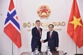 Minister of Foreign Affairs Le Hoai Trung (right) and Norwegian Minister of International Development Åsmund Aukrust at their meeting on February 10. (Photo: baoquocte.vn)