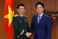 Japanese Defence Minister Shinjiro Koizumi (R) welcomes Deputy Prime Minister and Minister of National Defence General Phan Van Giang. (Photo: Ministry of Defence)