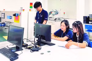 Students at the Robotics and Artificial Intelligence Laboratory of Phenikaa University.