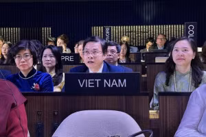 Deputy Minister of Foreign Affairs Ngo Le Van speaks at the session. (Photo: Viet Nam National Commission for UNESCO)