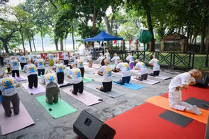 The delegates, along with reporters, editors and staff members of Nhan Dan Newspaper, join a Yoga performance. (Photo: BAO LONG)