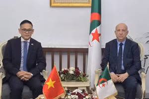 FLN Secretary-General Abdelkrim Benmbarek (right) and Ambassador Tran Quoc Khanh at the working session on July 13 (Photo: VNA)
