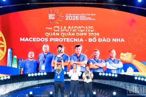 The Secretary of the Da Nang Party Committee presents the championship trophy to the Portuguese team and the runner-up award to the Chinese team.