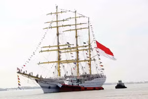 The Indonesian Navy’s sail training ship KRI Bima Suci is towed to Saigon – Hiep Phuoc port. (Photo: VNA) 
