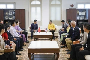 At the meeting between Ambassador Pham Viet Hung (L) and Phuket Governor Sophon Suwannarat. (Photo: Vietnamese Embassy in Thailand)