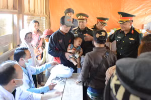 The delegation’s members provide people in Sekong Province with medical examinations and medicines.