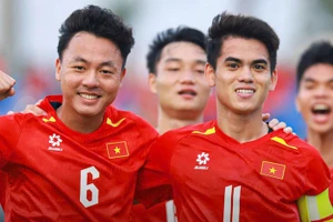 Captain Khuat Van Khang (right) scores the opening goal for Viet Nam. (Photo: VFF) 