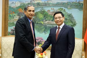 Deputy Prime Minister Nguyen Van Thang (R) receives Krishna Srinivasan, Director of the Asia and Pacific Department at the International Monetary Fund (IMF), in Ha Noi on June 8. (Photo: VGP)