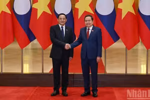 NA Chairman Tran Thanh Man (R) and Lao Prime Minister Sonexay Siphandone (Photo: NDO)