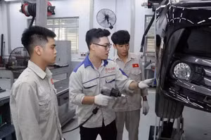 The Ha Noi College for Electro - Mechanics tests the skills of workers before they go to work in Japan. (Photo: MINH THANG/NDO)