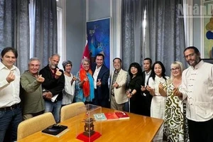 The working session between the Vietnamese delegation and the UNEAC. 