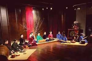 Artists of Dong Kinh Co Nhac perform in a rustic setting. (Photo: DONG KINH CO NHAC) 