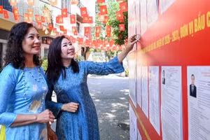 A voter list posting site at Polling Area No. 7, Polling Station No. 3, Ba Dinh Ward, Ha Noi. (Photo: Thanh Dat)