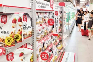 Consumers shop at a supermarket in Lotte Mart Ha Noi. (Photo: Dang Anh)
