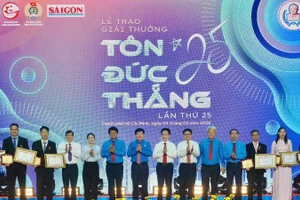 Outstanding engineers and workers receive Ton Duc Thang Award. (Photo: HOANG HUNG)