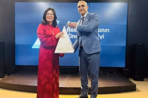 Rashad Azizov, Director General of the Azerbaijan Cinema Agency, presents a souvenir to the delegation from the Viet Nam Film Institute.