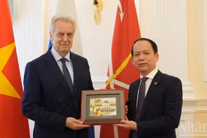 Minister of Justice Hoang Thanh Tung and Chairman of the Saint Petersburg Committee for External Relations Evgeny Grigoriev. (Photo: Thanh The)