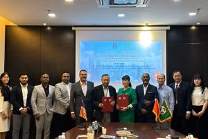 Leaders of Antah Group and QHC Global hand over the strategic cooperation agreement.