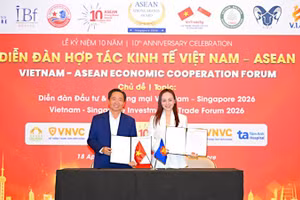 Tran Van Chin, Chairman of Arobid, and Dang Thi Minh Anh, Chairwoman of IBF Viet Nam Singapore, exchanged the MoU.