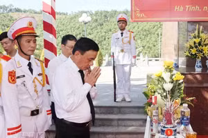 Permanent Member of the Party Central Committee Secretariat Tran Cam Tu pays solemn tribute to the nation's fallen heroes who fought bravely and sacrificed their lives in the fulfilment of their noble international duty at the ceremony in Ha Tinh province on May 25. (Photo: VNA)
