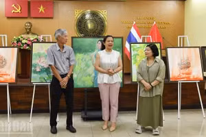 Vietnamese and Thai artists exchange at the event. (Photo: NDO)