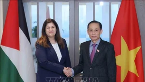 Minister of Foreign Affairs Le Hoai Trung (R) and Palestinian Minister of Foreign Affairs and Expatriates Varsen Aghabekian Shahin. (Photo: VNA)