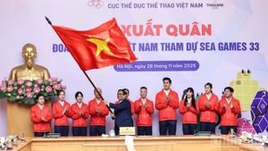 PM Pham Minh Chinh presents the national flag to the Vietnamese delegation to the 33rd SEA Games. (Photo: Tran Hai)